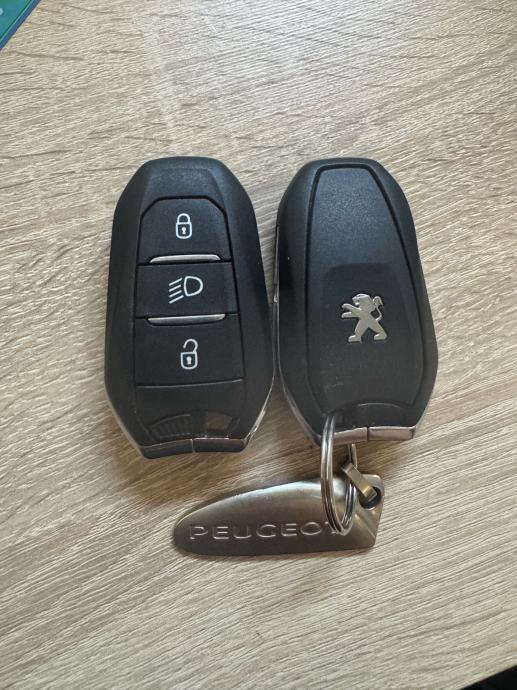 Peugeot 3008 Allure 2022g - 1.2 130ks/96kw **samo 21 000km**, fotografija 19
