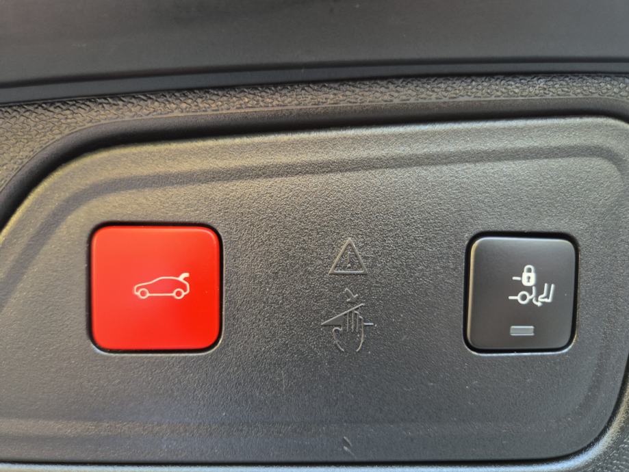 Peugeot 3008 HYBRID4 300 e-EAT8 GT Pack, fotografija 10