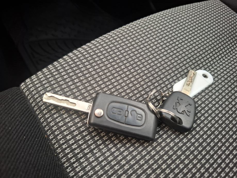 Peugeot 307 1.6 HDI,90 KS, SAMO 149000 KM, POTVRDA O KM, VRHUNSKI !, fotografija 16