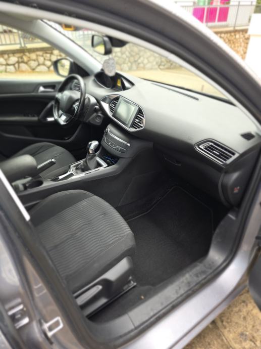 Peugeot 308 1,2, fotografija 5