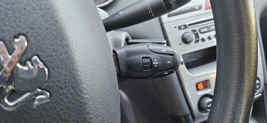 Peugeot 308 1.4i 105 000 KILOMETARA NIJE UVOZ, fotografija 15
