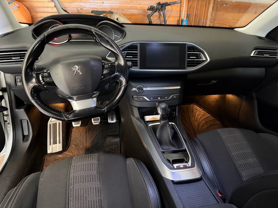 Peugeot 308 1,6 BlueHDi, fotografija 10