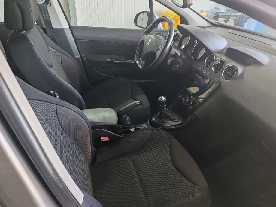 Peugeot 308 1,6 e-HDi Style, fotografija 10