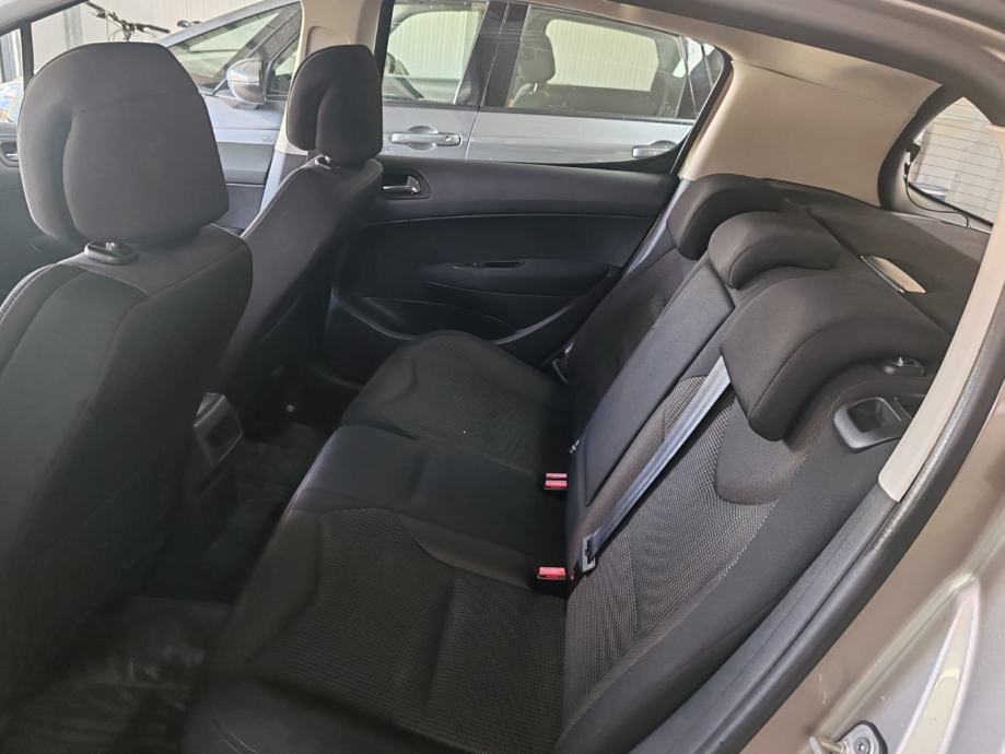 Peugeot 308 1,6 e-HDi Style, fotografija 12