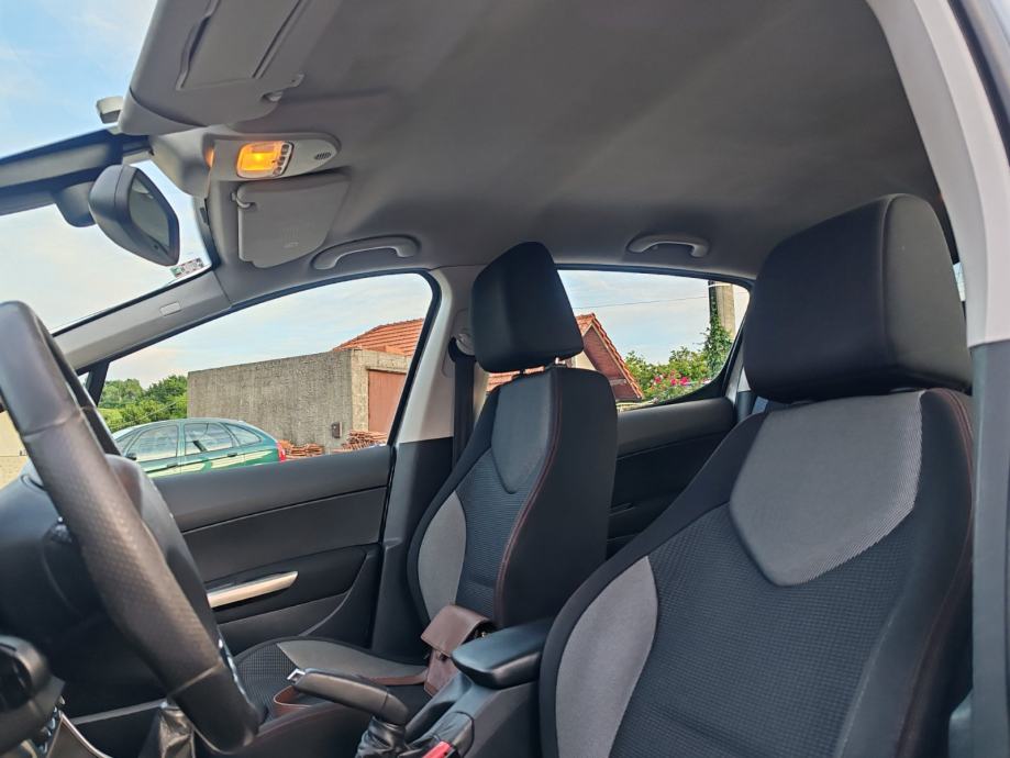 Peugeot 308 1,6 HDi Sportium, fotografija 13