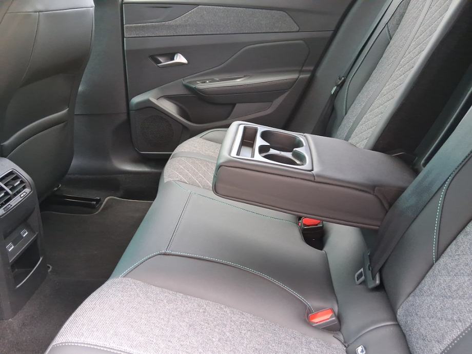 Peugeot 408 Plug in Hybrid 180 KS, ALLURE, JAMSTVO, PDV, CAR VERTICAL, fotografija 10