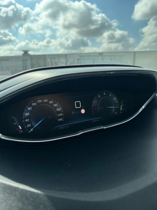Peugeot 5008 1,2 PureTech Allure Oprema, fotografija 9