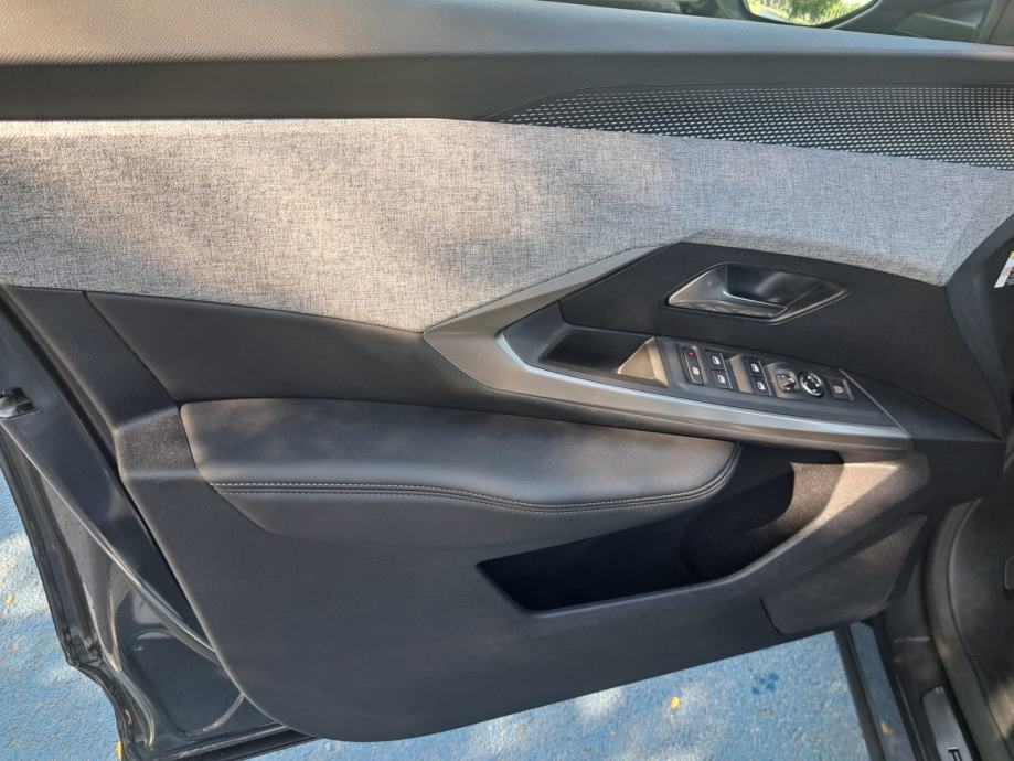 Peugeot 5008 GT HYBRID 145 e-DCS6, fotografija 9