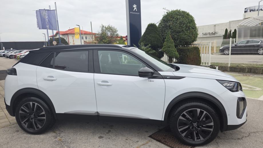 Peugeot e-2008 GT 54 kWh 155 električni, fotografija 5