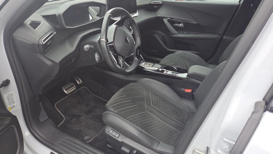 Peugeot e-2008 GT 54 kWh 155 električni, fotografija 9