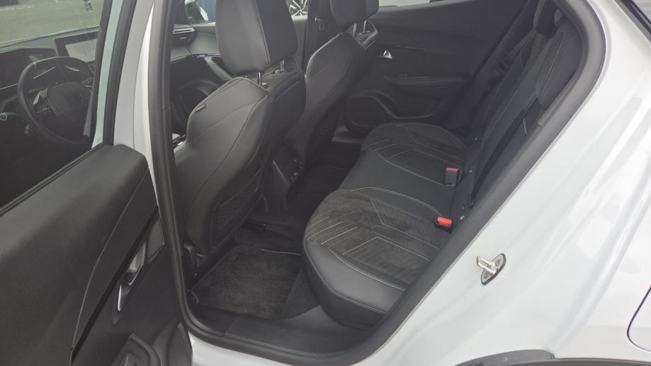 Peugeot e-2008 GT 54 kWh 155 električni, fotografija 10