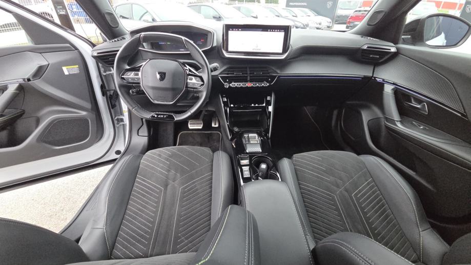 Peugeot e-2008 GT 54 kWh 155 električni, fotografija 11
