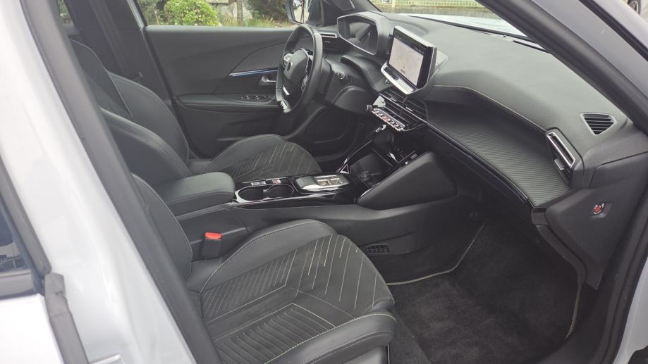 Peugeot e-2008 GT 54 kWh 155 električni, fotografija 12
