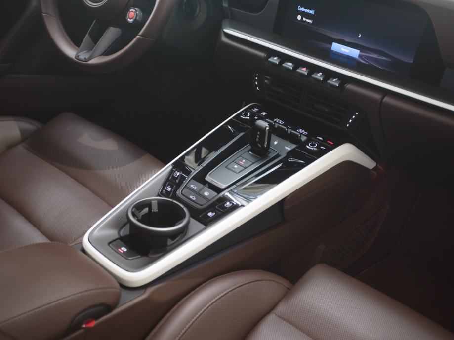 Porsche 911 Carrera 4 GTS (992 II) (PORSCHE APPROVED JAMSTVO), fotografija 19