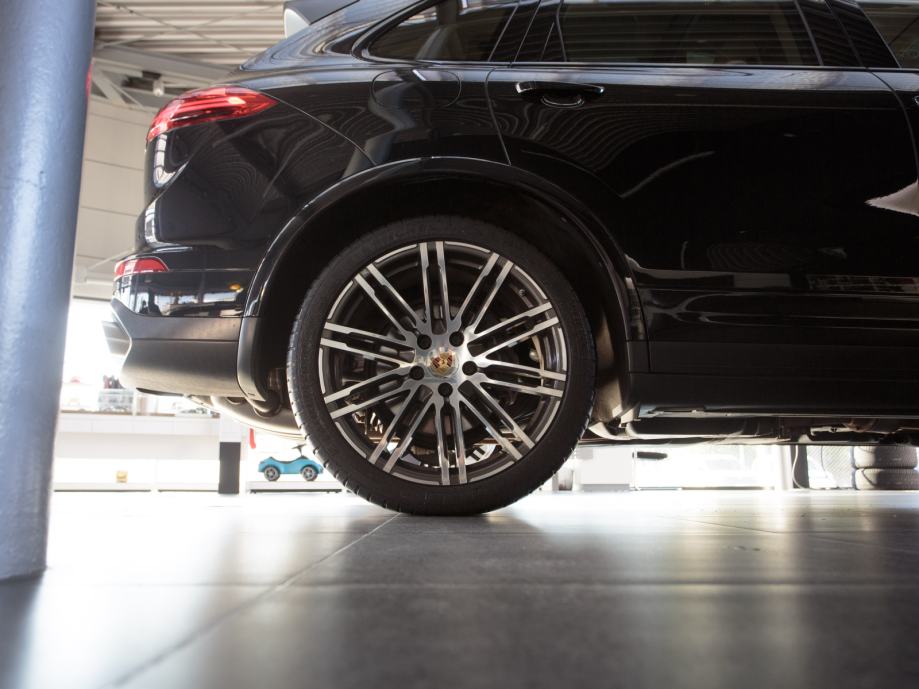 Porsche Cayenne Diesel Platinum Edition (PORSCHE APPROVED JAMSTVO), fotografija 11