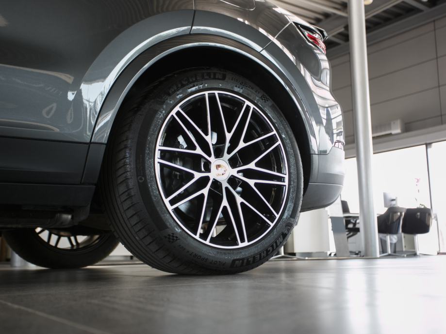 Porsche Cayenne E-hybrid Coupe (PORSCHE APPROVED JAMSTVO), fotografija 12