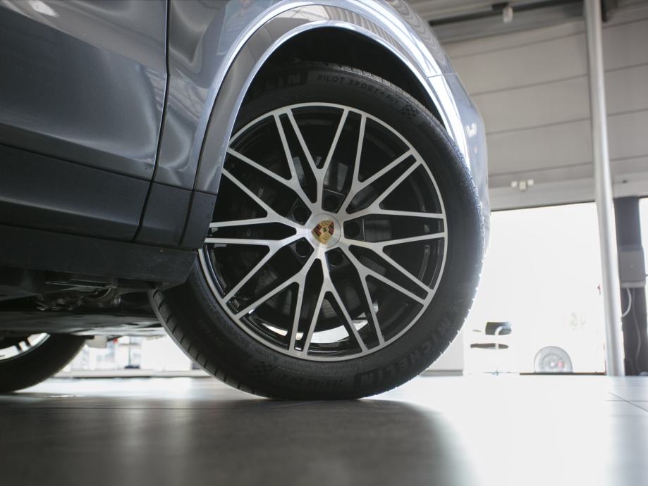 Porsche Cayenne E-hybrid Coupe (PORSCHE APPROVED JAMSTVO), fotografija 10