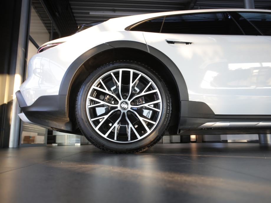 Porsche Taycan 4 Cross Turismo (PORSCHE APPROVED JAMSTVO), fotografija 12