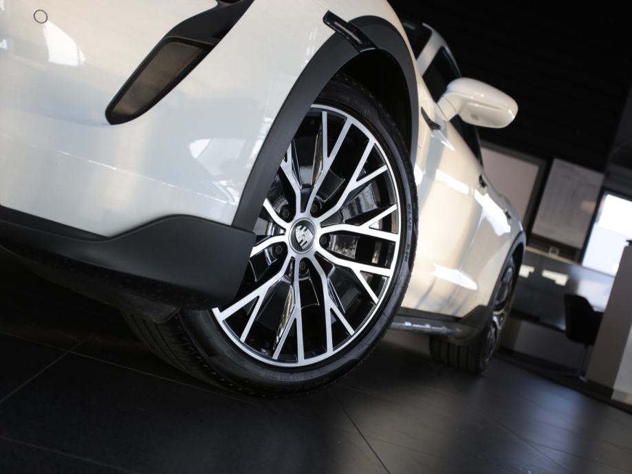 Porsche Taycan 4 Cross Turismo (PORSCHE APPROVED JAMSTVO), fotografija 9