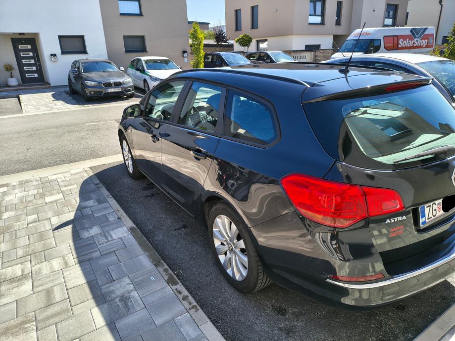 Prodajem Opel Astru J Sports Tourer 1.6 CDTI, 81 kW / 110 KS, fotografija 4