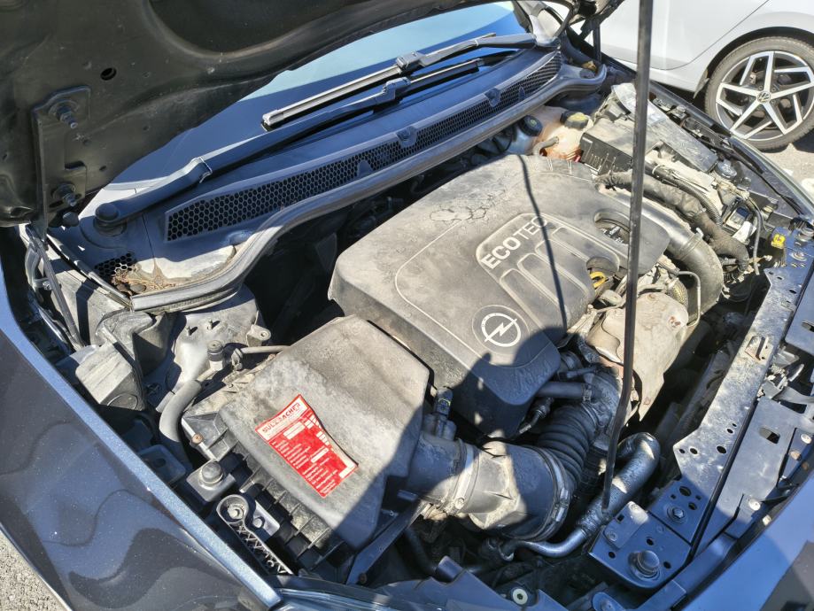 Prodajem Opel Astru J Sports Tourer 1.6 CDTI, 81 kW / 110 KS, fotografija 15
