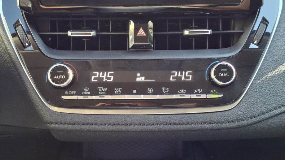 Rabljeno vozilo Toyota Corolla 1.5, Benzin, fotografija 11