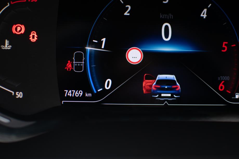 Renault Captur 1,5 dCi INTENS SAMO 70000 KM KAO NOV, fotografija 16