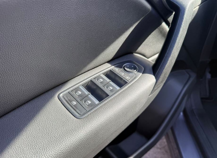 Renault Captur TCe 140 INTENS 140KS/LED/NAVI/KAM/REN. SERVISNA/JAMSTVO, fotografija 5