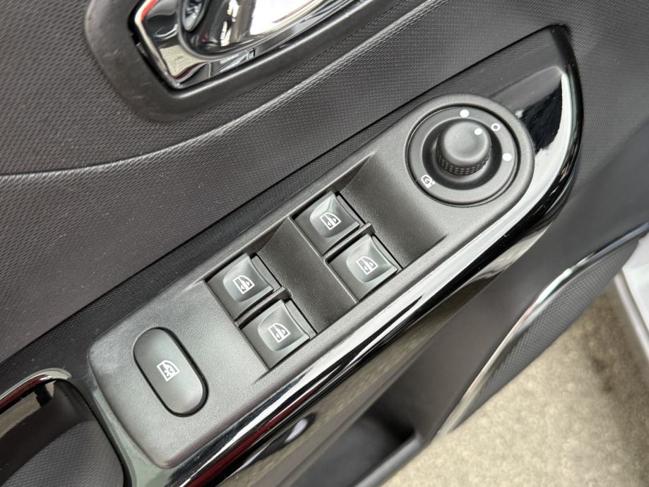 Renault Captur TCe *HELLY HANSEN* 120 EDC Automatik *X-Mod* NAVI, PDC, fotografija 18