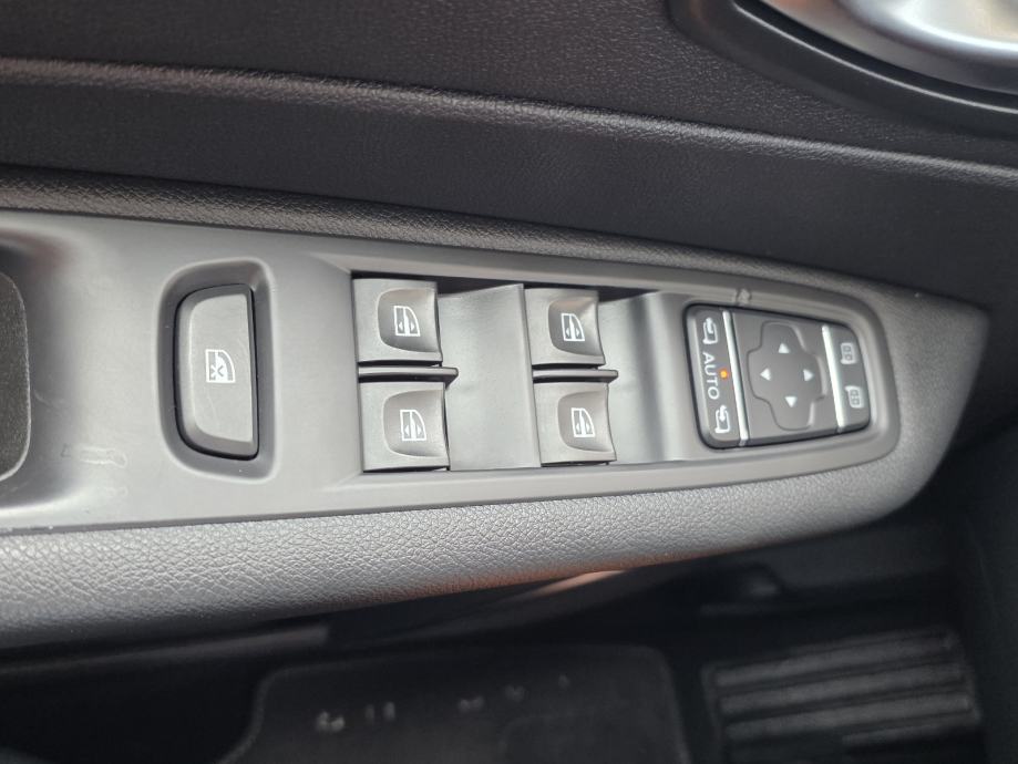 Renault Captur TCe LIMITED,ALU,NAVI,NOVE GUME, fotografija 15
