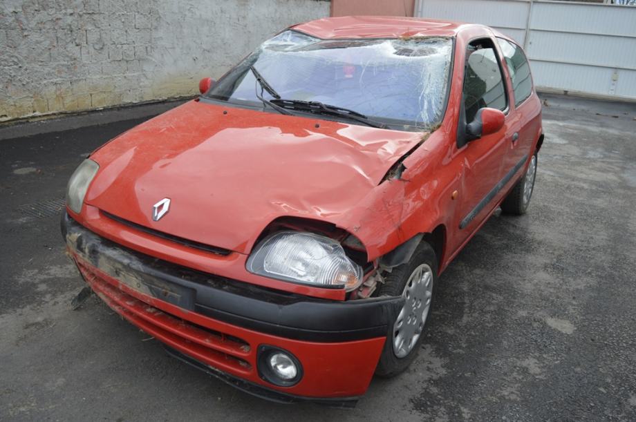 Renault Clio 2 1.4 dijelovi karambola Clio 2 oštećen dijelovi