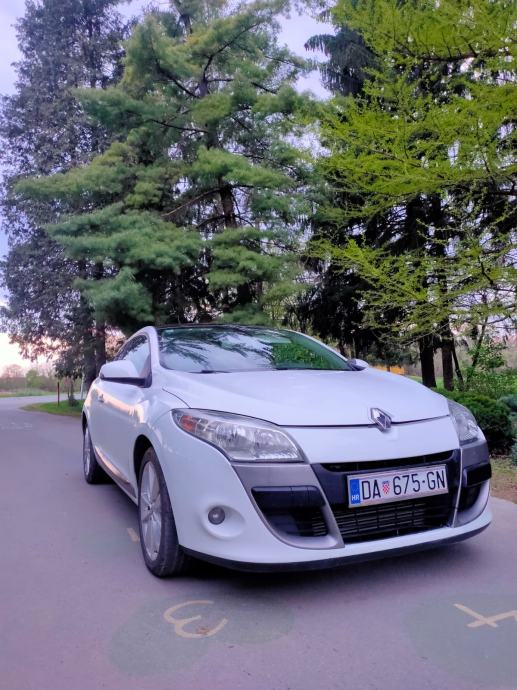 RENAULT MEGANE III COUPE 130 Bose noire - Voitures