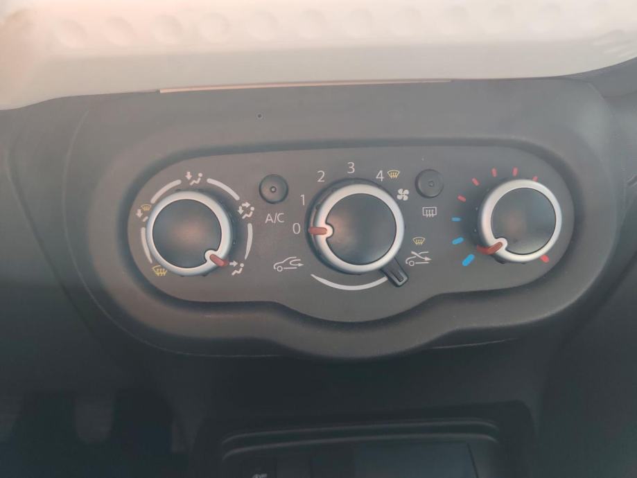 Renault Twingo 1.0 samo 8000 km !!!, UREDNO ODRŽAVAN, GARANCIJA, fotografija 19