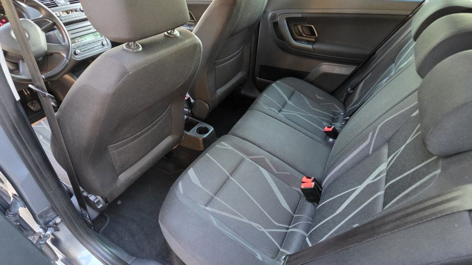 Škoda Fabia Combi 1,6 TDI, servisna, klima, tempo, pdc, TOP STANJE..., fotografija 17