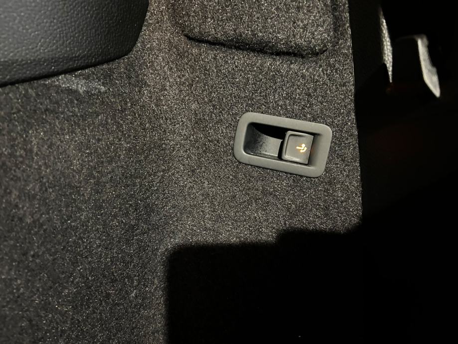 ŠKODA KAROQ 2,0 TDI DSG LED VIRTUAL KAMERA PDC U PDV-U 12 MJ JAMSTVO, fotografija 8