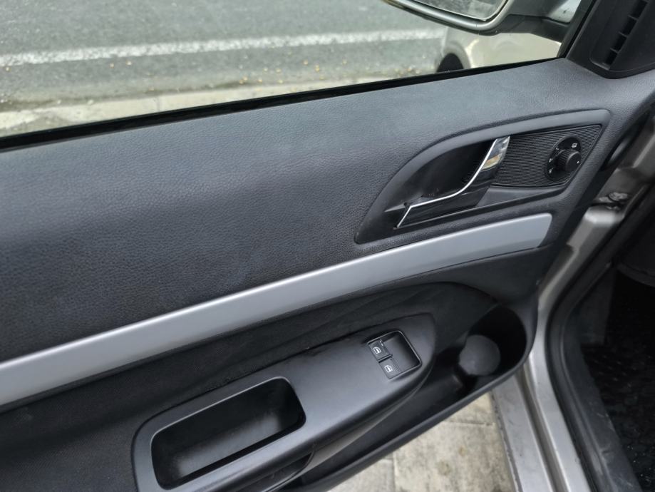 Škoda Octavia 1,6 MPI AMBIENTE, fotografija 12