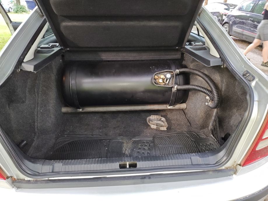 Škoda Octavia 1,6, reg 09/2027, fotografija 3
