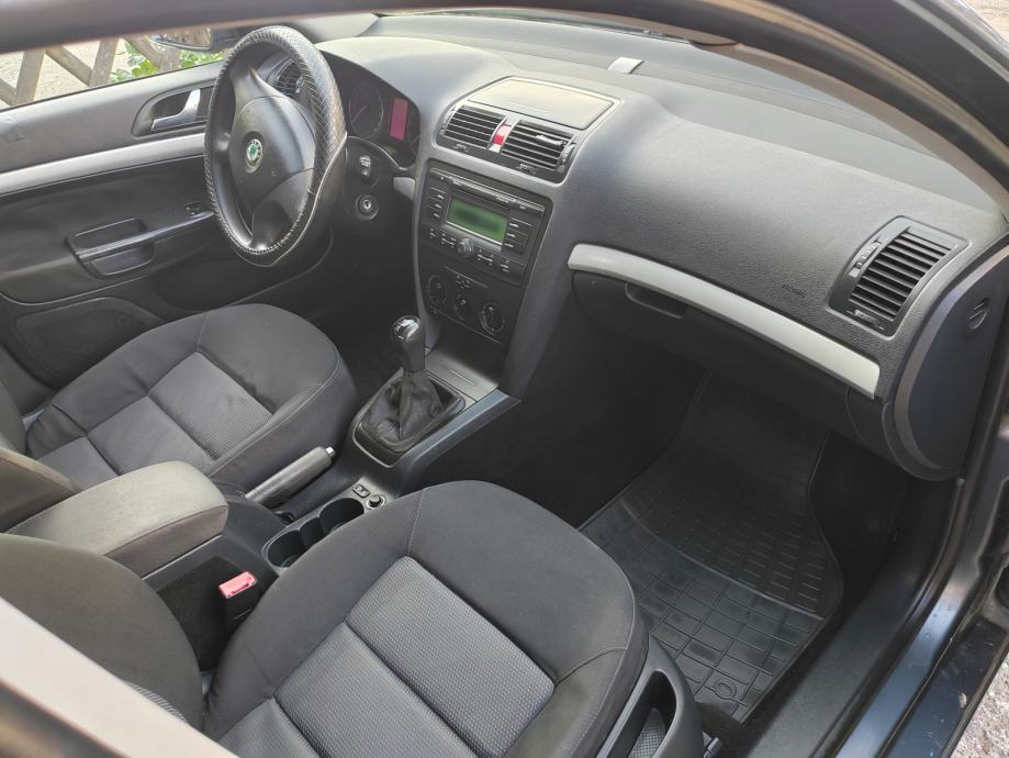 Škoda Octavia 1,6 PLIN-BENZIN,KUKA, fotografija 6