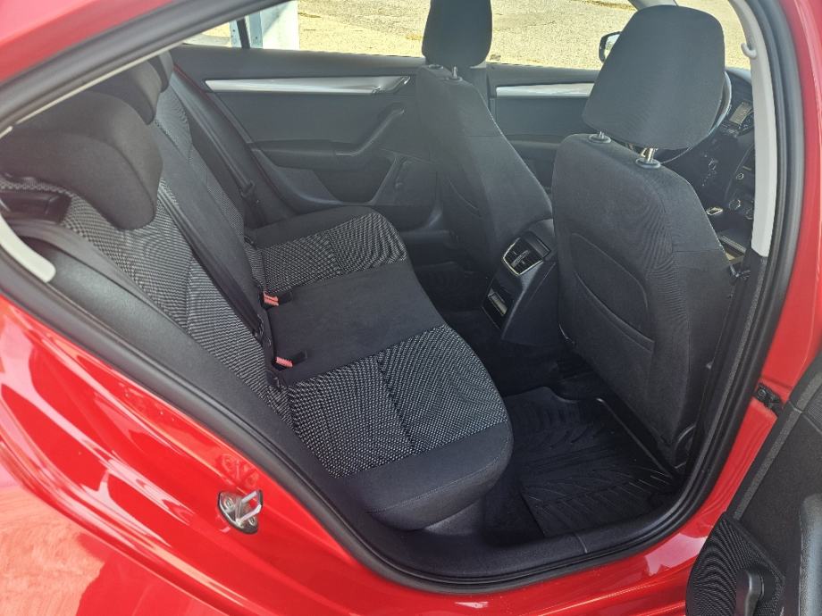 Škoda Octavia 1,6 TDI, NIJE UVOZ, REG 12/26, UREDNO SERVISIRAN, fotografija 11