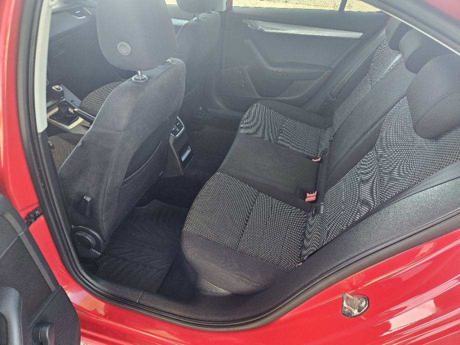 Škoda Octavia 1,6 TDI, NIJE UVOZ, REG 12/26, UREDNO SERVISIRAN, fotografija 10