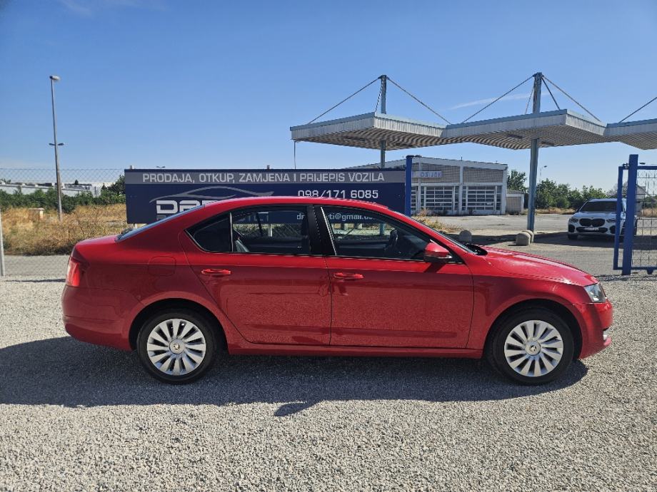 Škoda Octavia 1,6 TDI, NIJE UVOZ, REG 12/26, UREDNO SERVISIRAN, fotografija 5