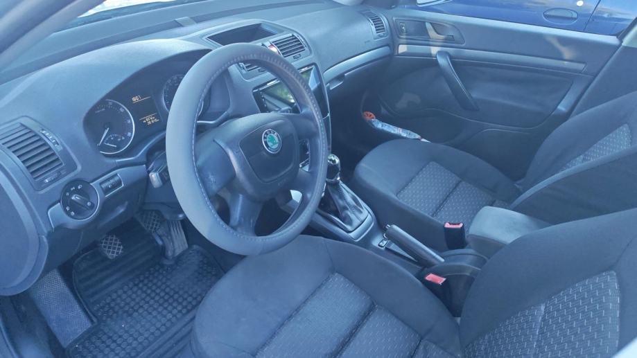 Škoda Octavia 1,6 Tour, reg. 9/27, fotografija 8
