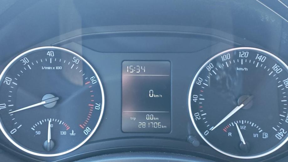 Škoda Octavia 1,6 Tour, reg. 9/27, fotografija 10