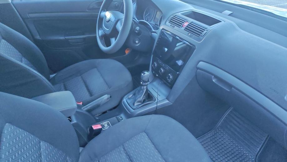 Škoda Octavia 1,6 Tour, reg. 9/27, fotografija 9