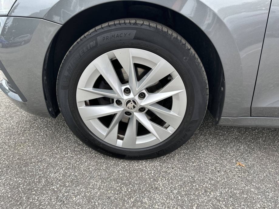 SKODA OCTAVIA 2023 • PREMIUM jamstvo • AutoZubak Rabljena, fotografija 14