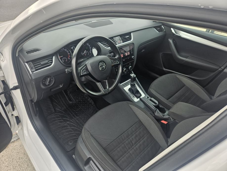 Škoda Octavia Combi 1,6 TDI automatik NAVIGACIJA /REDIZAJN TOP STAN, fotografija 9