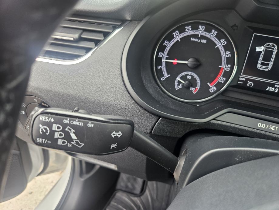 Škoda Octavia Combi 1,6 TDI automatik NAVIGACIJA /REDIZAJN TOP STAN, fotografija 12