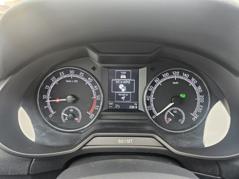 Škoda Octavia Combi 1,6 TDI automatik NAVIGACIJA /REDIZAJN TOP STAN, fotografija 13