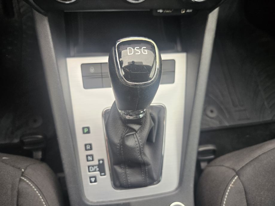 Škoda Octavia Combi 1,6 TDI automatik NAVIGACIJA /REDIZAJN TOP STAN, fotografija 14