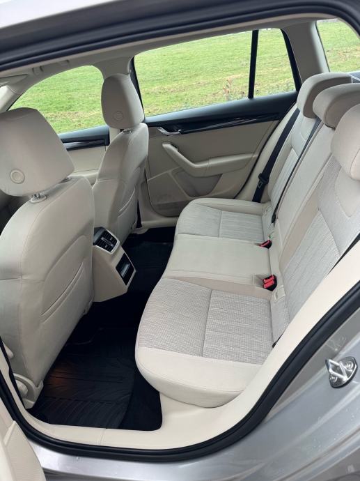 ŠKODA OCTAVIA COMBI 1,6 TDI DSG, REDIZAJN, ALU 17”, VELIKI SERVIS, fotografija 12